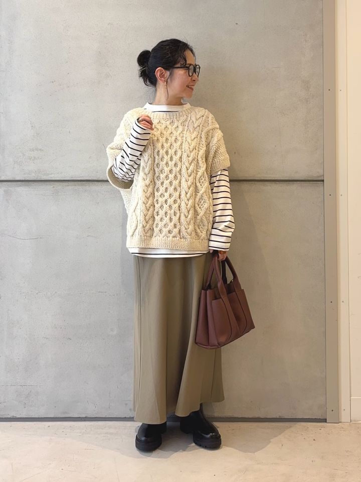 程よい光沢感のベージュフレアスカートは万能