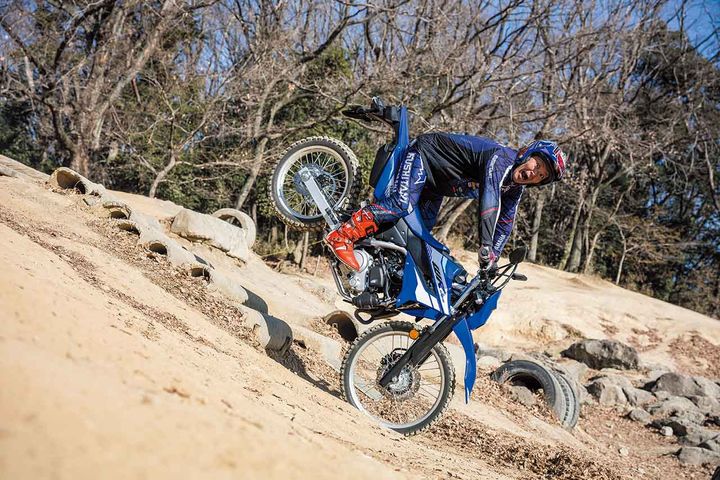 ABS常備のWR125Rだが、ABSが効くロック寸前のブレーキの効きしろを把握すればこの通り、ジャックナイフもお手のものである。激しい林道などの下坂で使える高等テクニックだ