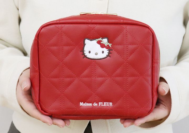 宝島社ムック付録のMaison de FLEUR×HELLO KITTY いちご宝物ケースBOOK RED2