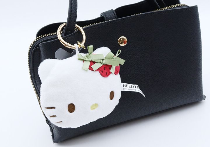 宝島社ムック付録のMaison de FLEUR×HELLO KITTY いちごぬいぐるみチャームBOOK4