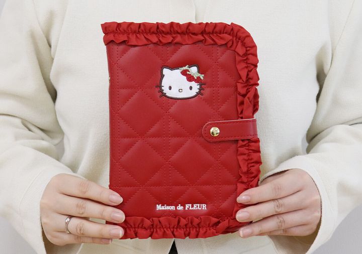 宝島社ムック付録のMaison de FLEUR×HELLO KITTY いちごマルチケースBOOK RED2