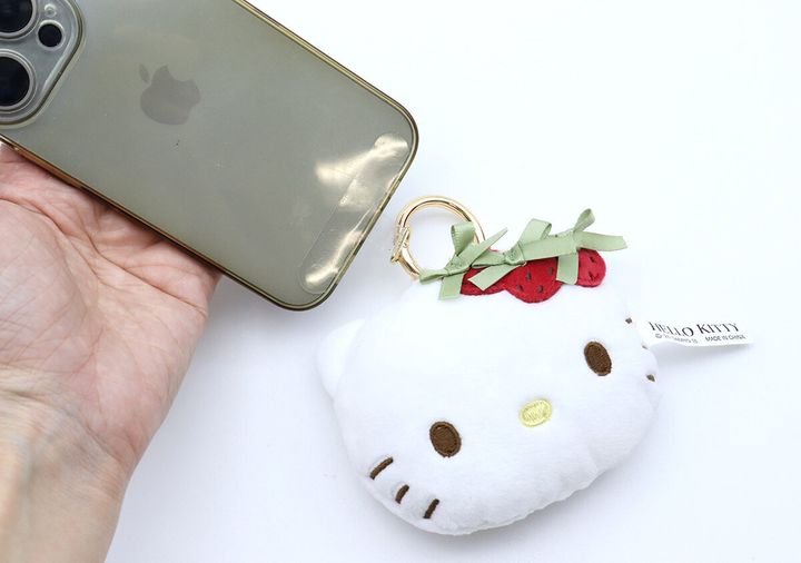 宝島社ムック付録のMaison de FLEUR×HELLO KITTY いちごぬいぐるみチャームBOOK5