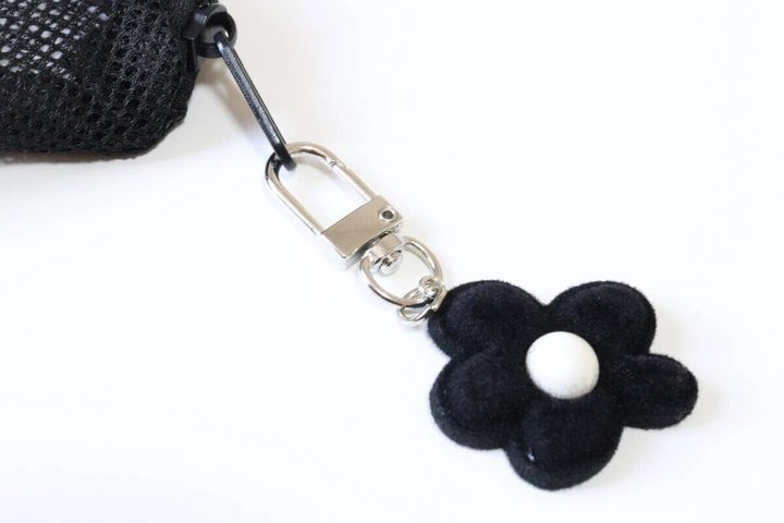 ダイソー 花キーホルダー（ホワイト、ブラック、ブラウン） 使用例