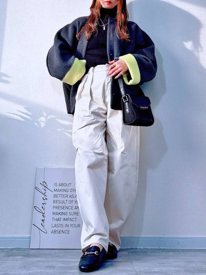 GUチノタックバレルパンツ NATURAL 黒ローファーのカジュアルコーデ