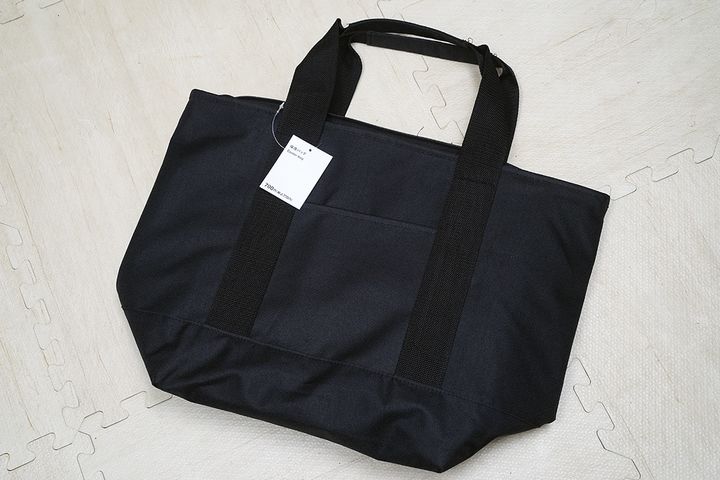 スタンダードプロダクツの保冷バッグ。外観だけなら普通のビジネストートといわれても違和感はありません
