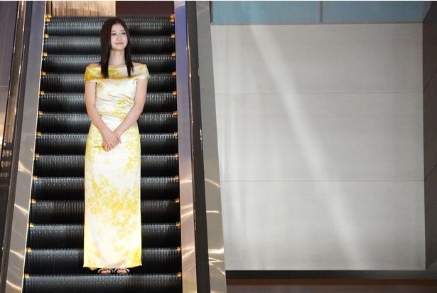 エスカレーターで新劇場のロビーに降臨！