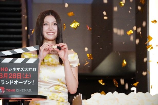 カチンコ型の特製スイッチを押すと、疑似ポップコーンが吹き上がる華やかな演出が施された