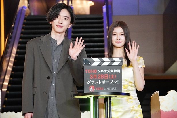 『君が最後に遺した歌』の道枝駿佑と生見愛瑠が、TOHOシネマズ大井町の開業をお祝い！