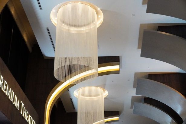 高い天井にはシャンデリアが！