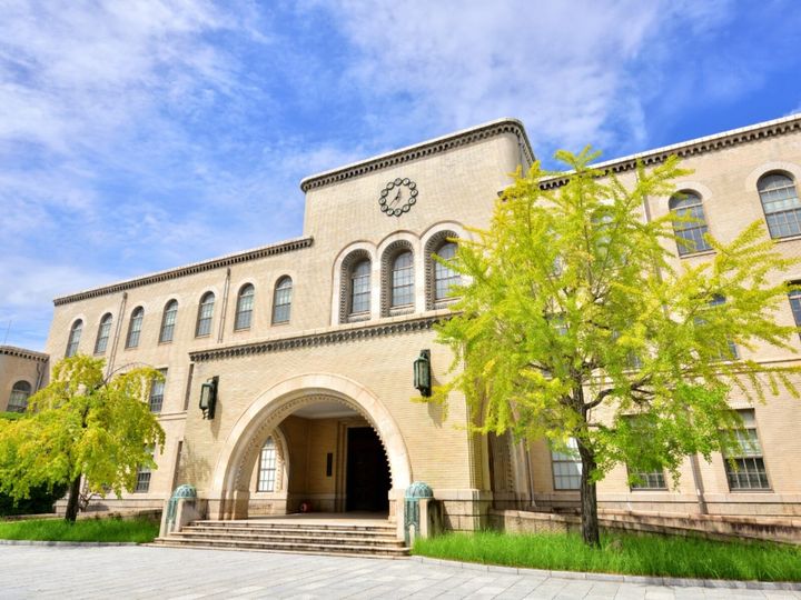 All About ニュース編集部が全国250人を対象に実施した「地方国公立大学に関するアンケート」の調査結果から、出身と聞いてすごいと思う地方国公立大学ランキングを発表！ 2位「神戸大学」を抑えた1位は？