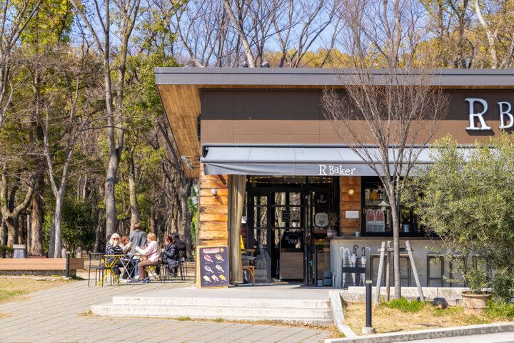 お花見スポットの大阪城公園内！早朝7時から利用できるベーカリーカフェ「R Baker 大阪城公園店」