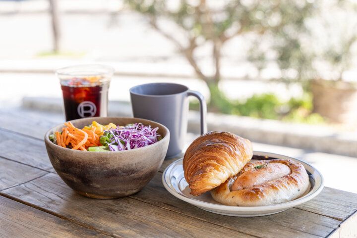 お花見スポットの大阪城公園内！早朝7時から利用できるベーカリーカフェ「R Baker 大阪城公園店」