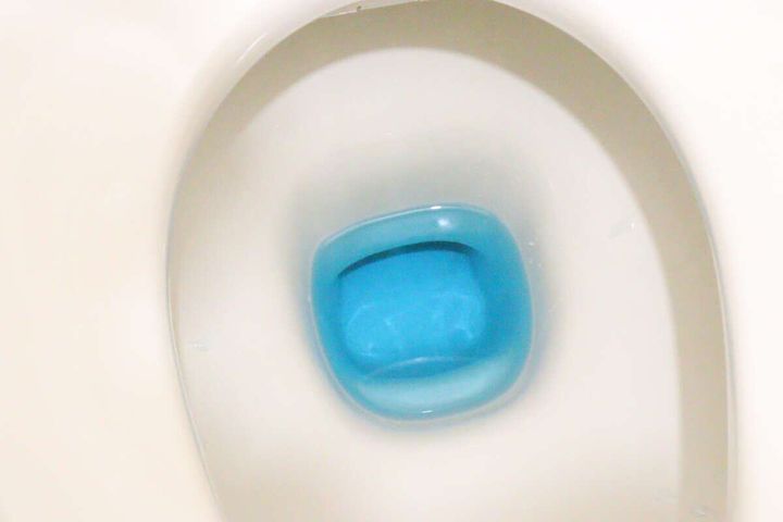 ダイソーのつり下げタイプ トイレ洗浄剤の使用例