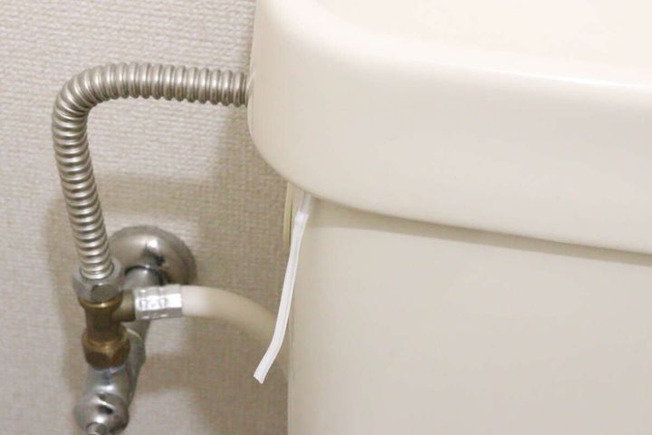 ダイソーのつり下げタイプ トイレ洗浄剤を設置する