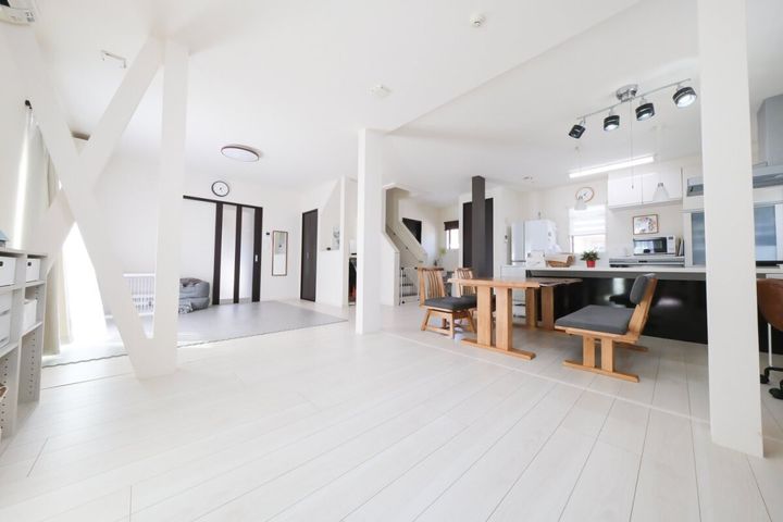 整理されたリビングに家族が集まる様子