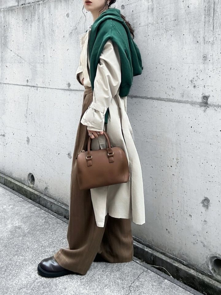 2026春大人女性おすすめ肩掛けトレンチコーデ