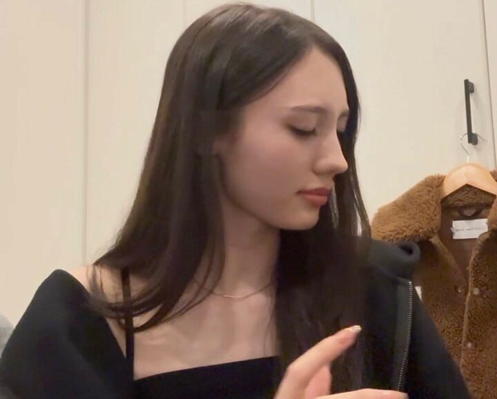 “9頭身の美人姉妹”の姉、自宅で可愛すぎるパジャマ公開