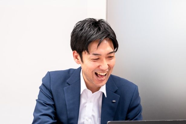 「先端をねじねじ捻ってオープンしていた方が、1秒OPENを体験すると、大変驚かれます(笑)」と開封方法の進化を語る綿引さん