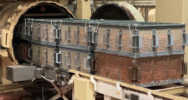 高温で殺菌するレトルト釜