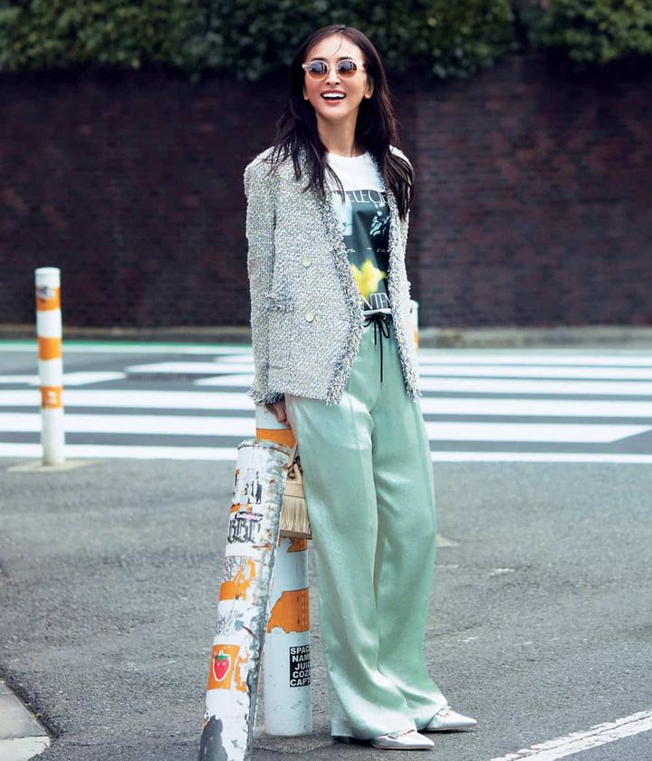 クリスウェブ佳子 ツイードジャケット プリントTシャツ サテンパンツ コーデ