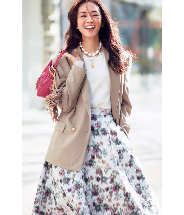 クリスウェブ佳子 ジャケット 花柄スカート コーデ