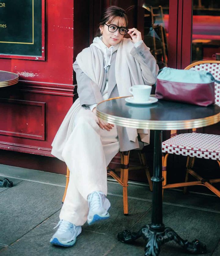 加藤ローサ ジャケット スウェット パンツ コーデ