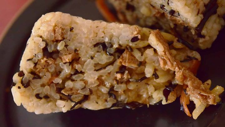 オリジン弁当の「おにぎり 具だくさんひじきごはん」は、商品名の通り、ごはん全体に具材がたっぷりと混ぜ込まれているのが特徴