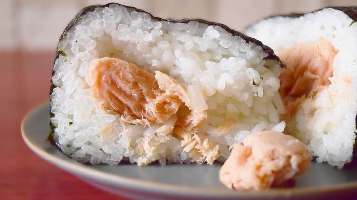 オリジン弁当の「おにぎり 鮭」は、頭頂部にごろっとした鮭の身がトッピングされているのが特徴