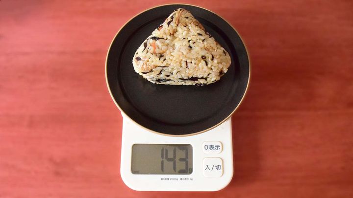 オリジン弁当「おにぎり 具だくさんひじきごはん」は、143g。