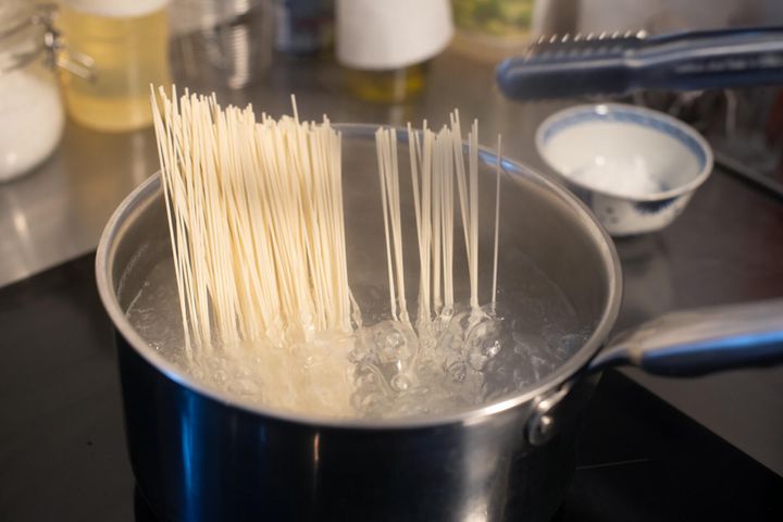 麺をゆでる