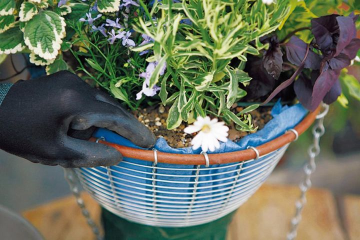 ビニール袋と不織布のはみ出る部分を、バスケットの1.5㎝上でカットして、目立たないように内側に折り込む。