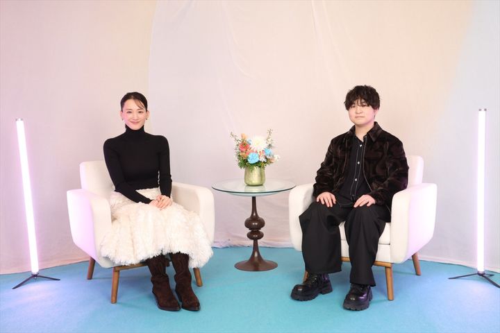 映画『人はなぜラブレターを書くのか』より（左から）主演・綾瀬はるか、主題歌を担当したOfficial髭男dism藤原聡 （C）2026 映画「人はなぜラブレターを書くのか」製作委員会 width=