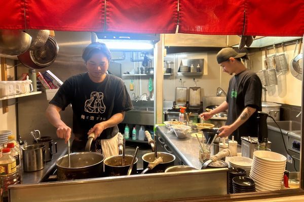 「麺と酒ざきお」厨房
