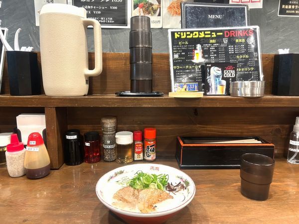 「麺と酒ざきお」カウンター席