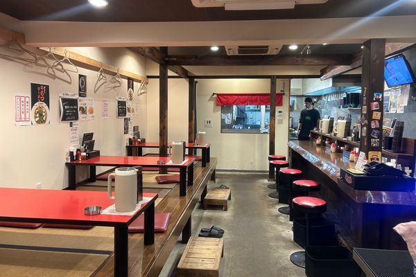 「麺と酒 ざきお」店内