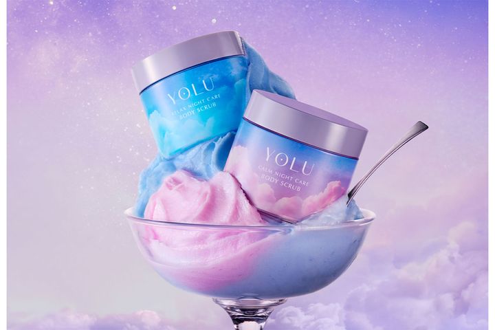 （左）ヨル カームナイトケアボディスクラブ、（右）ヨル リラックスナイトケアボディスクラブ／各￥1,738（税込み）