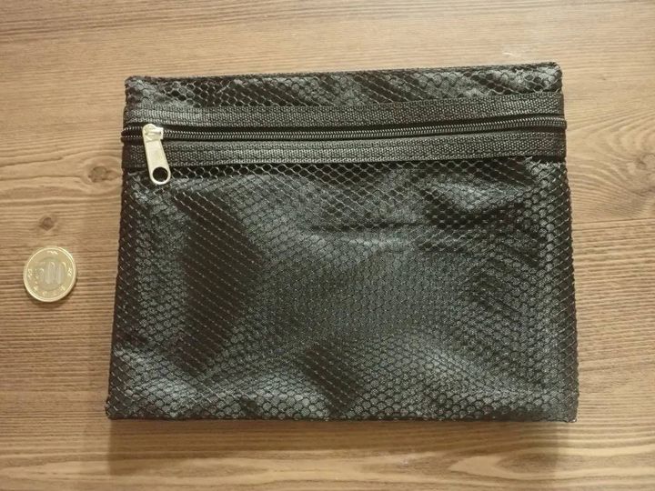 DAISO(ダイソー)：メッシュケース(3ポケット両面タイプ、B6、黒)