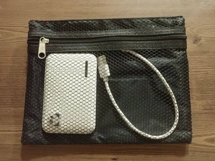 DAISO(ダイソー)：メッシュケース(3ポケット両面タイプ、B6、黒)