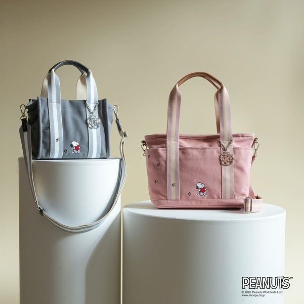 グレー(写真左・小／1万4300円)とライトピンク(同右・大／1万5400円)。やわらかな色味のストライプが上品な印象