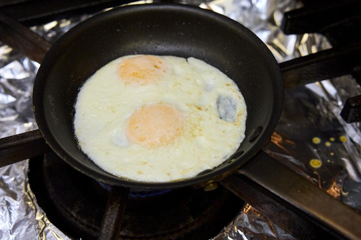 目玉焼きを焼く