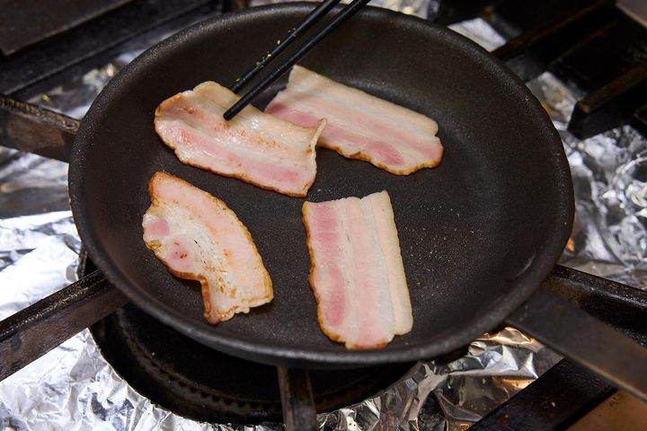 ベーコンを焼く