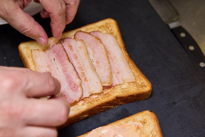 ベーコンを並べる