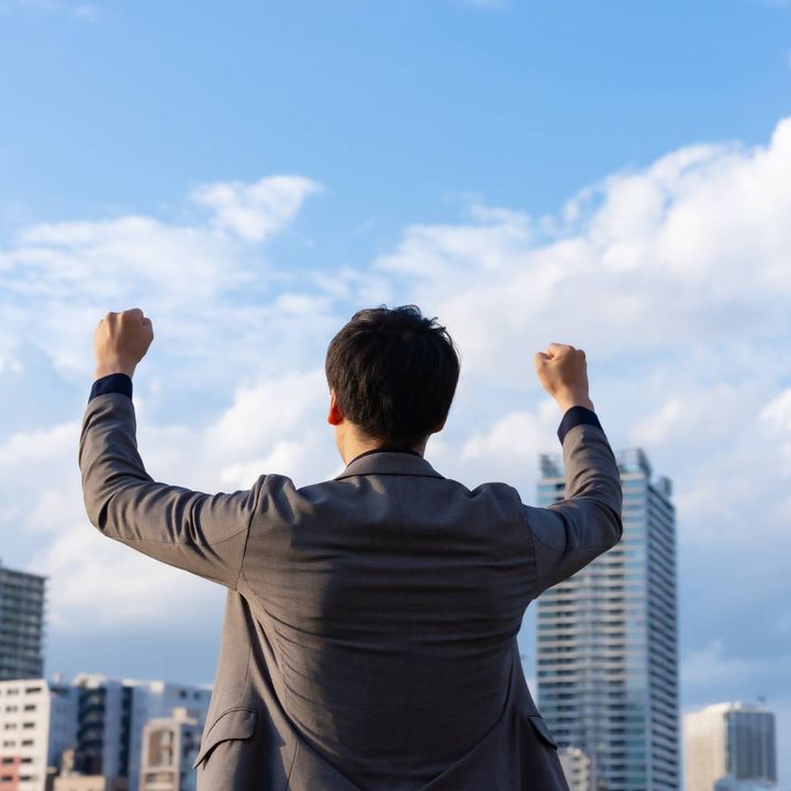 ガッツポーズする人