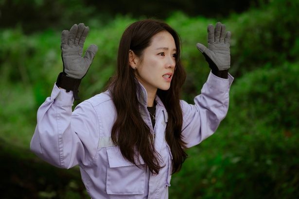 韓国の財閥令嬢と北朝鮮の軍人が織り成す恋愛模様を描き、世界的に大ヒットを記録した「愛の不時着」 Netflixシリーズ「愛の不時着」は独占配信中