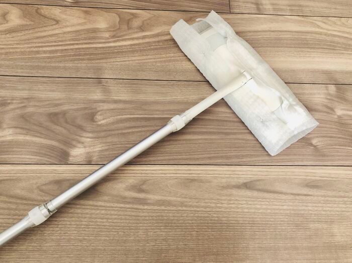 挟むだけで…！？フロアワイパーのお掃除力をパワーアップさせる方法。〈試してみた〉