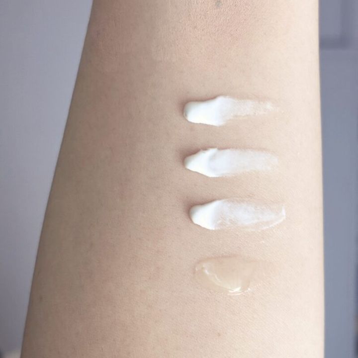 「“UV コンフォート エアリートランスペアレント”は透明なジェル状。他3つは美容液のようなつけ心地の乳液タイプ。“UV コンフォート ウルトラプロテクト”は耐水性がある分、やや硬め」