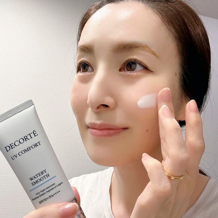 「どのアイテムも、つけ心地のよさは甲乙つけがたい! “UV コンフォート ウォータリースムース”は、みずみずしくスーッと肌になじむ感じ。日焼け止めをつけたあとと思えないほど肌が軽いです」