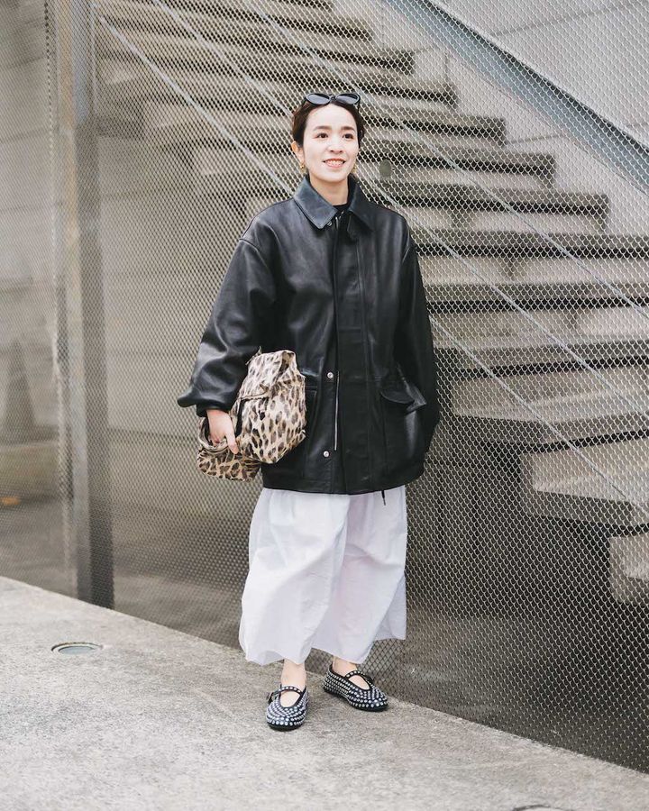 春のはじめの“モノトーン”コーデ5選。シックなカラーの中にセンスが光る【TOKYO SNAP】