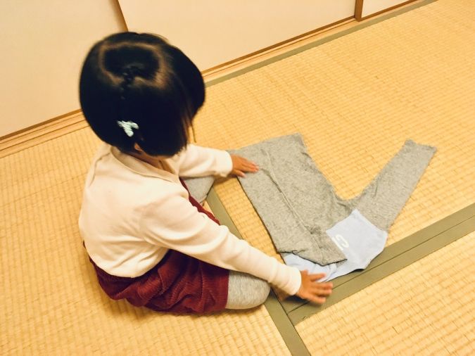 洋服をたたむ子供 こんまり流片づけ