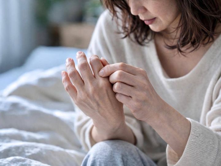 指がこわばる…。関節が痛むことも？40代以降に起こりやすい“関節”の変化
